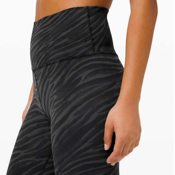 Lululemon Align Pant 25" in Le Tigre Camo Deep Coal Multi size 4 - Picture 5 of 8